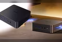 Deux mini-PC Chuwi bien éclairés, contrastés, sur fond doux avec jeux de lumière