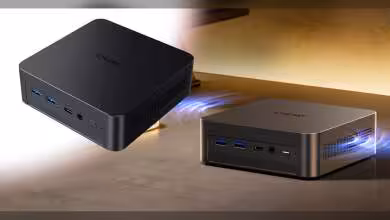 Deux mini-PC Chuwi bien éclairés, contrastés, sur fond doux avec jeux de lumière