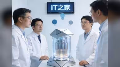 Plusieurs ingénieurs discutent autour d'un dispositif technologique en laboratoire moderne avec écran "IT".