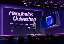 Présentation d'une console de jeu portable avec puce Intel Arc lors d'un événement.