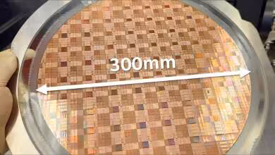 Plaque de silicium de 300 mm avec motifs de puces tech en gros plan.