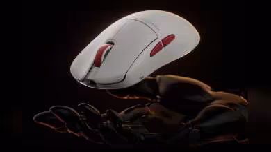 Modèle blanc Keychron G4 avec détails rouges, posé sur une main robotique.