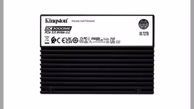 SSD Kingston DC3000ME 30,72 To, boîtier noir, étiquette blanche avec logos de certification.