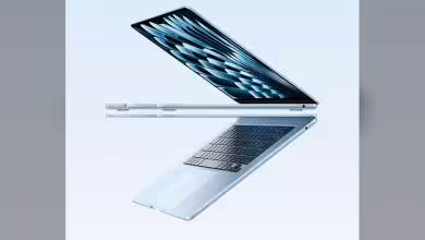 MacBook Air ouvert à 45 degrés sur fond bleu clair.