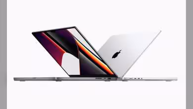 Deux MacBook Apple ouverts face à face, affichant design et écran.