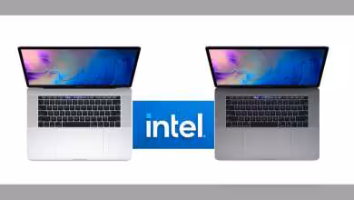 Deux MacBook Pro ouverts avec logo Intel au centre