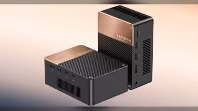 Deux boîtiers Morefine compacts avec finition cuivre et noir, éclairage studio fond neutre