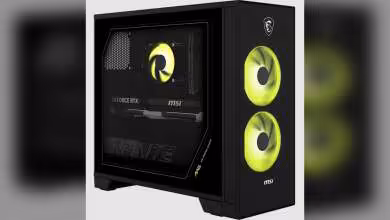 Boîtier MSI MAG Infinite S AI avec ventilateurs avant illuminés et branding MSI visible.