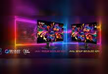 Deux moniteurs MSI QD-OLED X24 affichant des visuels colorés sur fond éclairé.