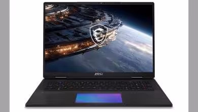 Ordinateur portable MSI Titan avec écran affichant une station spatiale.