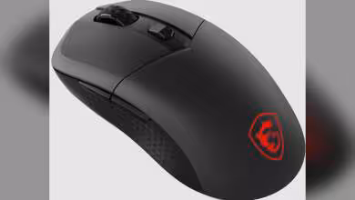 Vue en angle de la souris MSI VERSA 300 WIRELESS 8K noire avec logo rouge.