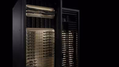 Serveurs Nvidia Blackwell Ultra avec câbles et composants internes visibles