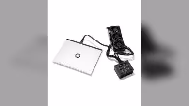 Laptop Framework 1 connecté à un kit OCuLink avec ventilateurs et alimentation externe.