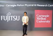 Personne debout devant les logos Fujitsu et Carnegie Mellon University.