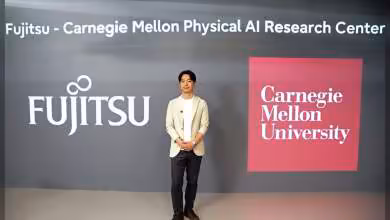 Personne debout devant les logos Fujitsu et Carnegie Mellon University.
