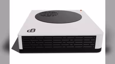 Photo du mini PC blanc et noir Playnix avec fond blanc, détails nets.