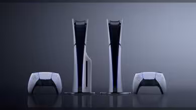 Deux consoles PlayStation 5 avec manettes DualSense, version standard et digitale.