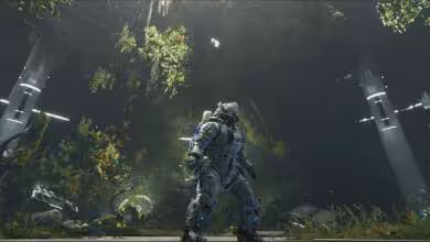 Personnage en combinaison spatiale dans un environnement verdoyant et futuriste.