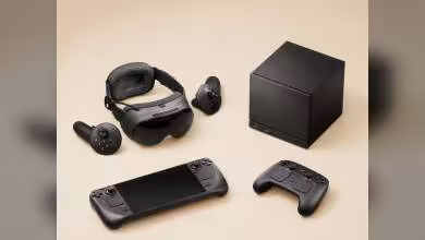 Casque VR, manettes, console et contrôle de jeu sur fond beige.