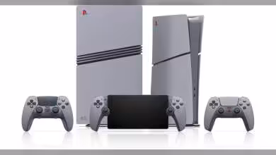 Consoles PlayStation et manettes grises exposées ensemble.