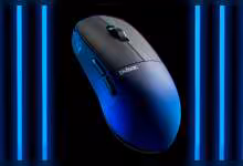 Souris Pulsar X2H CrazyLight BadSeed Tech Edition en gros plan avec éclairage bleu.