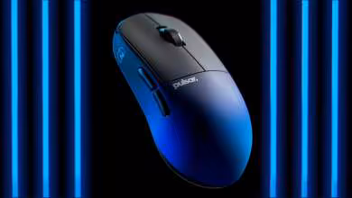Souris Pulsar X2H CrazyLight BadSeed Tech Edition en gros plan avec éclairage bleu.