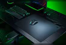 Config PC avec tapis Razer Atlas Pro noir et matériel gaming lumineux.
