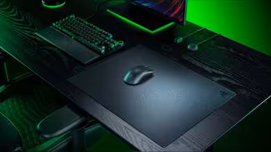 Config PC avec tapis Razer Atlas Pro noir et matériel gaming lumineux.