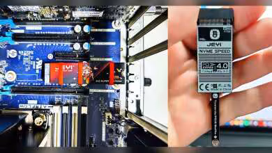 Adaptateur JEYI NVMe Speed 4.0 main tenant, couleurs vives, fond contrasté noir et bleu