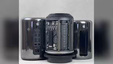 Trio Mac Pro 6,1 avec coque enlevée, éclairage studio, fond neutre, détails nets