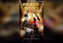 Robots humanoïdes Honor lors d'un événement promotionnel avec poses dynamiques et fond lumineux chinois.
