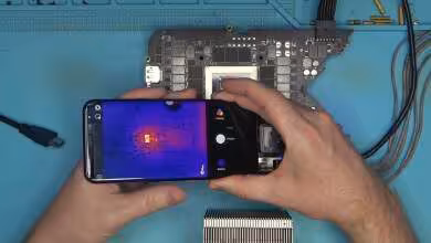 Smartphone capturant une image thermique d'une carte graphique en cours de test.