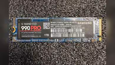 Samsung 990 Pro V-NAND SSD, détails nets, couleurs vives, fond texturé sombre.