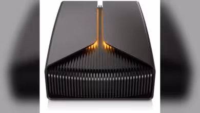 Disque externe Seagate noir, design futuriste avec lumière orange.