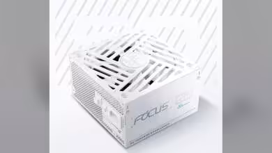 Alimentation Seasonic FOCUS v5 en gros plan avec finition blanche élégante.