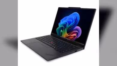 Vue latérale du Lenovo ThinkPad X13 Gen 7 avec écran et clavier visibles