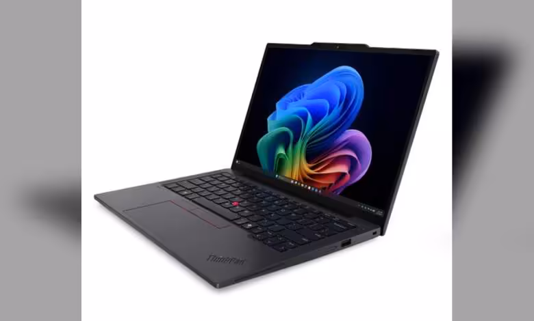 ThinkPad X13 Gen 7 : Intel Panther Lake et Ryzen AI PRO 400 au menu 1 Vue latérale du Lenovo ThinkPad X13 Gen 7 avec écran et clavier visibles
