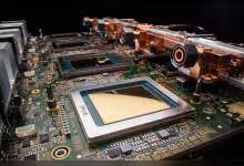 Plan rapproché de plusieurs puces TPU sur une carte mère avec dissipateurs thermiques