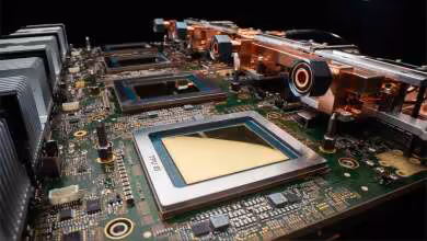 Plan rapproché de plusieurs puces TPU sur une carte mère avec dissipateurs thermiques