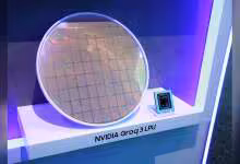 Plaque de silicium Nvidia Groq 3 LPU exposée avec écran d'affichage.