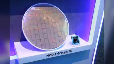 Plaque de silicium Nvidia Groq 3 LPU exposée avec écran d'affichage.