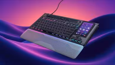 Clavier Turtle Beach avec repose-poignet détachable et écran intégré.