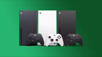 Consoles Xbox avec manettes sur fond vert