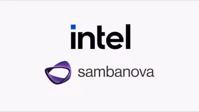 Logos d'Intel et SambaNova sur fond blanc