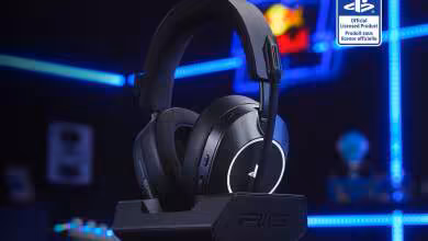 Casque de jeu RIG R8 Spectre Pro HS sur support avec éclairage bleu en arrière-plan