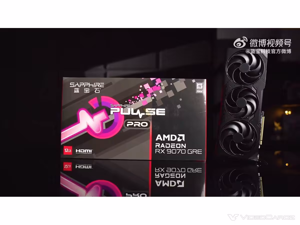 Radeon RX 9070 GRE PULSE PRO et RX 9060 XT PULSE S : Sapphire élargit sa gamme en Chine 10 Boîte Sapphire Pulse RX 9070 et carte graphique, reflet sur fond noir.