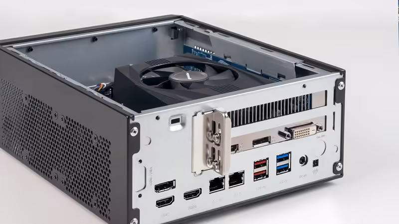 Shuttle ouvert, vue interne du ventilateur et ports arrière, fond neutre