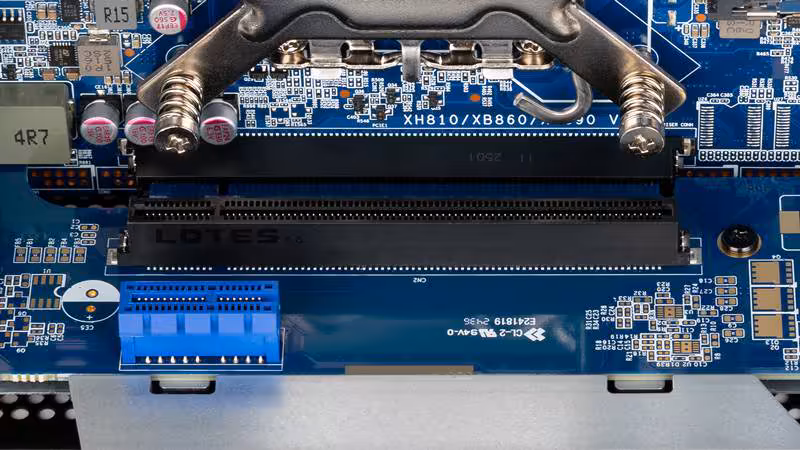 Gros plan carte mère Shuttle, détails composants, fond flou neutre