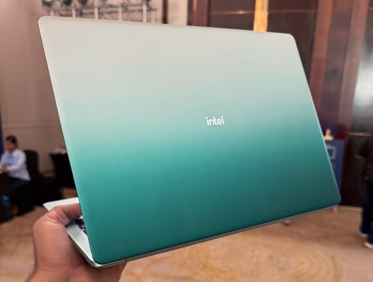 Ordinateur portable Intel en aluminium vert dégradé tenu pendant un événement