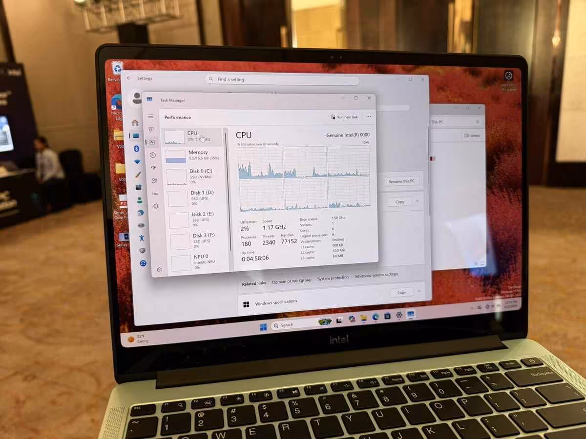 Écran de l'ordinateur portable montrant les performances CPU en cours d'exécution